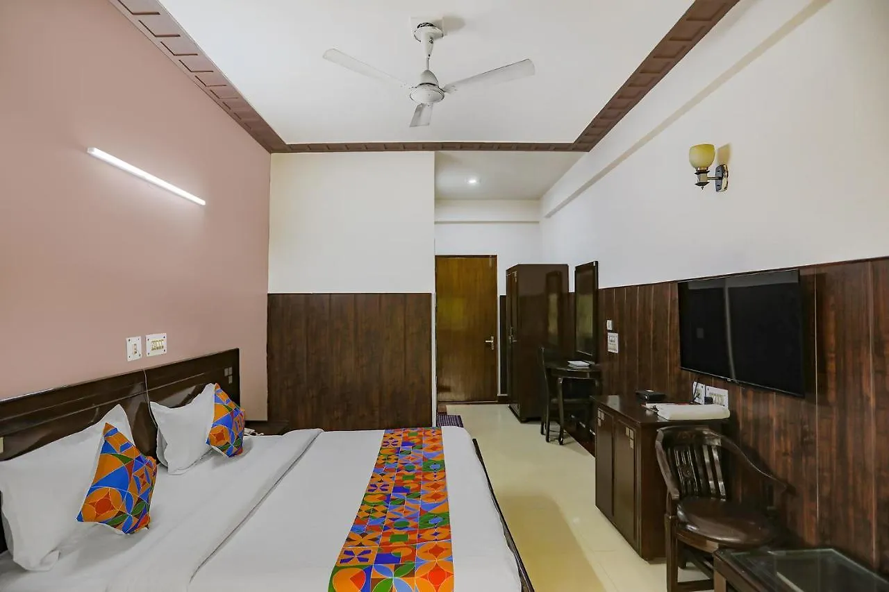 גורגאון Fabhotel Traika Inn מלון